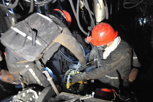 鹤岗矿业公司南山煤矿复工后高档区井下抢修刮板运输机。