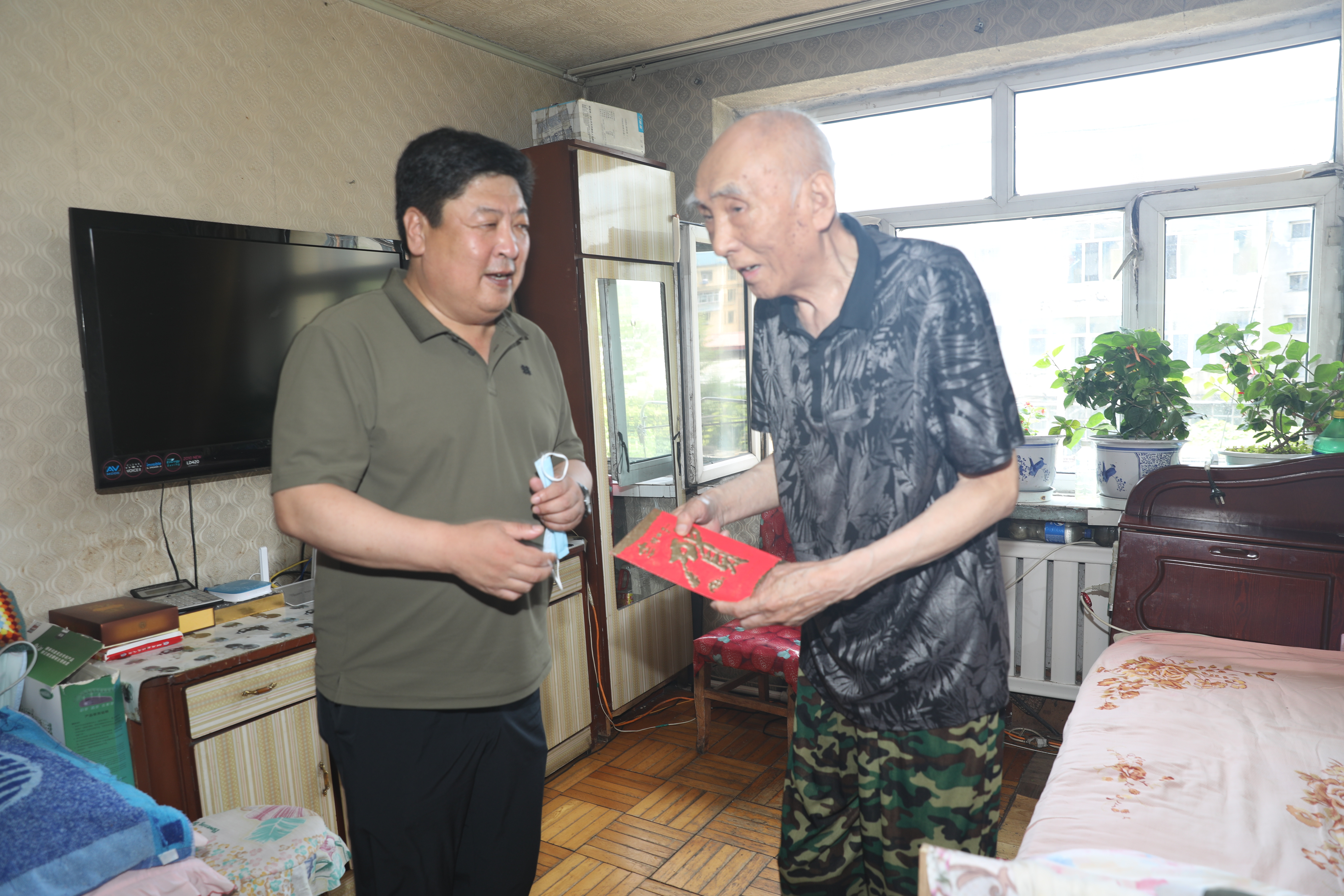宫延明,赵维国等公司领导走访慰问退伍老军人和在双部队