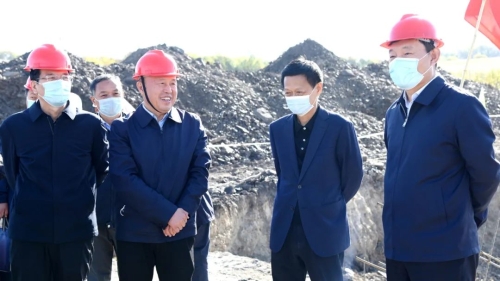 王佳喜在七台河矿业公司七峰煤矿一井项目建设现场调研