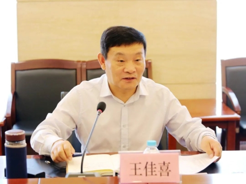 王佳喜在鹤岗矿业公司主持召开安全生产工作座谈会时强