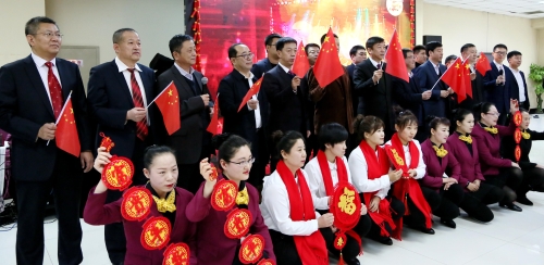 集团公司领导与全体演职人员共同合唱《我和我的祖国》，把迎新春茶话会推向了高潮。01