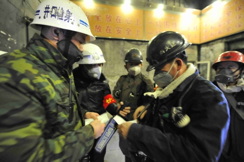 兴安煤矿井下维护矿工入井测体温1_副本