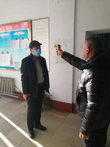 建设安装工程公司用体温枪为员工测体温