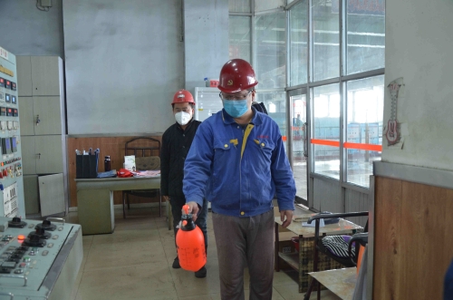 七台河公司热电厂汽机车间党员班长娄跃海，每天早早接班对机炉控制室进行全面彻底消毒，尽到党员应尽的职责。（王贤宝 摄）