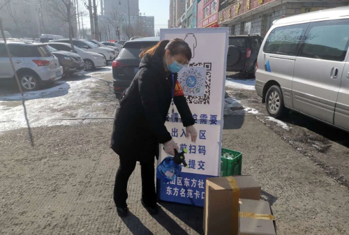 图为七矿公司铁选厂党员张玉莹冲在疫情防控的最前沿，深入社区担任党员志愿者。（傅喜有摄）