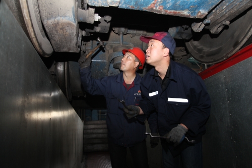 机车检修工----为确保列车运行安全，铁路运输部机修厂检修工对每台机车进行精检细修，为机车提供可靠的动力保障。张宪臣 摄