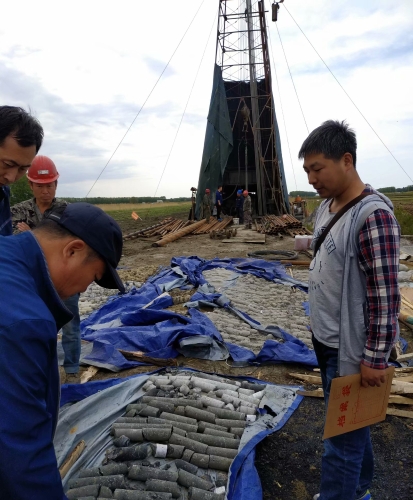 图为地质测量部进行地质勘探野外验收工作 门宗良摄 图为地质测量部进行地质勘探野外验收工作 门宗良摄