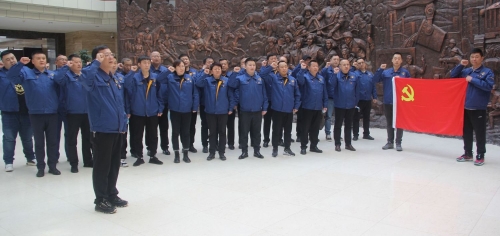 设备管理中心党员在博物馆列队重温入党誓词