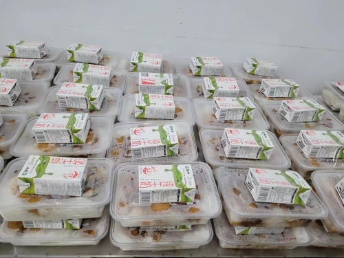 为煤矿生产建设单位井下采掘一线职工、辅助工人增配了盒装牛奶，牛奶经过分装与班中餐一同由送饭人员配送到井下工作面