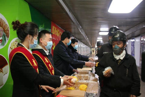 为一线职工发放平安果