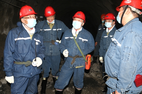 2022.10.17公司董事长张长山陪同龙煤梁德深入新铁矿7675掘进工作面