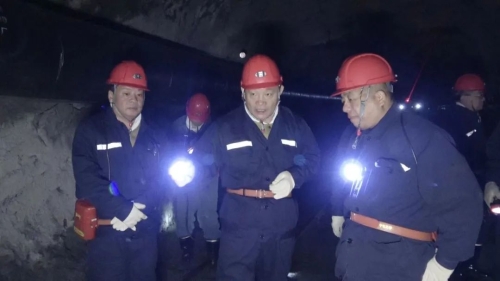 11月5日，集团公司党委书记、董事长王佳喜在双鸭山矿业公司东荣二矿