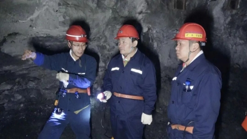 11月5日，集团公司党委书记、董事长王佳喜在双鸭山矿业公司东荣二矿2